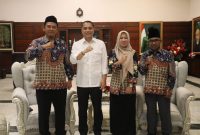 Kepala Kantor Kementerian Haji dan Umrah Surabaya (tengah) bersama Wali Kota Surabaya Eri Cahyadi dalam pertemuan tersebut