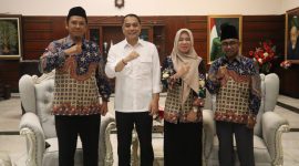 Kepala Kantor Kementerian Haji dan Umrah Surabaya (tengah) bersama Wali Kota Surabaya Eri Cahyadi dalam pertemuan tersebut
