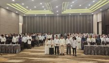 Kepala Kantor Kemenhaj Pamekasan, Abdul Halim, Bersama Pengurus Kloter dan Calon Jamaah Haji Pamekasan