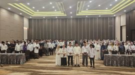 Kepala Kantor Kemenhaj Pamekasan, Abdul Halim, Bersama Pengurus Kloter dan Calon Jamaah Haji Pamekasan