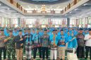 Bupati Pamekasan, KH. Kholilurrahman, didampingi Kepala Kantor Kemenhaj, H. Abdul Halim, dalam sesi foto bersama dengan seluruh jamaah haji Pamekasan