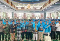 Bupati Pamekasan, KH. Kholilurrahman, didampingi Kepala Kantor Kemenhaj, H. Abdul Halim, dalam sesi foto bersama dengan seluruh jamaah haji Pamekasan
