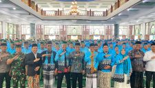 Bupati Pamekasan, KH. Kholilurrahman, didampingi Kepala Kantor Kemenhaj, H. Abdul Halim, dalam sesi foto bersama dengan seluruh jamaah haji Pamekasan