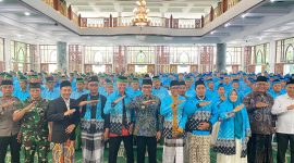 Bupati Pamekasan, KH. Kholilurrahman, didampingi Kepala Kantor Kemenhaj, H. Abdul Halim, dalam sesi foto bersama dengan seluruh jamaah haji Pamekasan