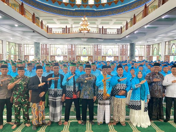Bupati Pamekasan, KH. Kholilurrahman, didampingi Kepala Kantor Kemenhaj, H. Abdul Halim, dalam sesi foto bersama dengan seluruh jamaah haji Pamekasan