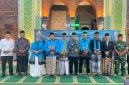 Bupati Pamekasan, KH. Kholilurrahman, didampingi oleh Kepala Kantor Kemenhaj Pamekasan, Abdul Halim, beserta Kepala Kantor Kemenag dan Ketua Takmir Masjid Agung Asy Syuhada dalam sesi foto bersama perwakilan jamaah