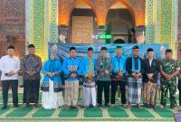 Bupati Pamekasan, KH. Kholilurrahman, didampingi oleh Kepala Kantor Kemenhaj Pamekasan, Abdul Halim, beserta Kepala Kantor Kemenag dan Ketua Takmir Masjid Agung Asy Syuhada dalam sesi foto bersama perwakilan jamaah