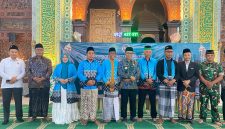 Bupati Pamekasan, KH. Kholilurrahman, didampingi oleh Kepala Kantor Kemenhaj Pamekasan, Abdul Halim, beserta Kepala Kantor Kemenag dan Ketua Takmir Masjid Agung Asy Syuhada dalam sesi foto bersama perwakilan jamaah