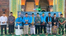 Bupati Pamekasan, KH. Kholilurrahman, didampingi oleh Kepala Kantor Kemenhaj Pamekasan, Abdul Halim, beserta Kepala Kantor Kemenag dan Ketua Takmir Masjid Agung Asy Syuhada dalam sesi foto bersama perwakilan jamaah