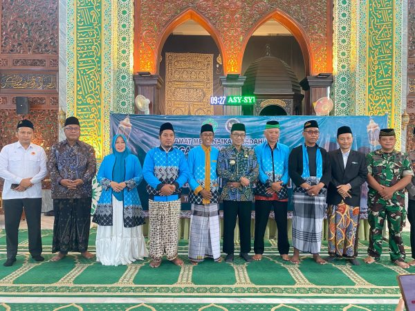 Bupati Pamekasan, KH. Kholilurrahman, didampingi oleh Kepala Kantor Kemenhaj Pamekasan, Abdul Halim, beserta Kepala Kantor Kemenag dan Ketua Takmir Masjid Agung Asy Syuhada dalam sesi foto bersama perwakilan jamaah
