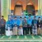 Bupati Pamekasan, KH. Kholilurrahman, didampingi oleh Kepala Kantor Kemenhaj Pamekasan, Abdul Halim, beserta Kepala Kantor Kemenag dan Ketua Takmir Masjid Agung Asy Syuhada dalam sesi foto bersama perwakilan jamaah